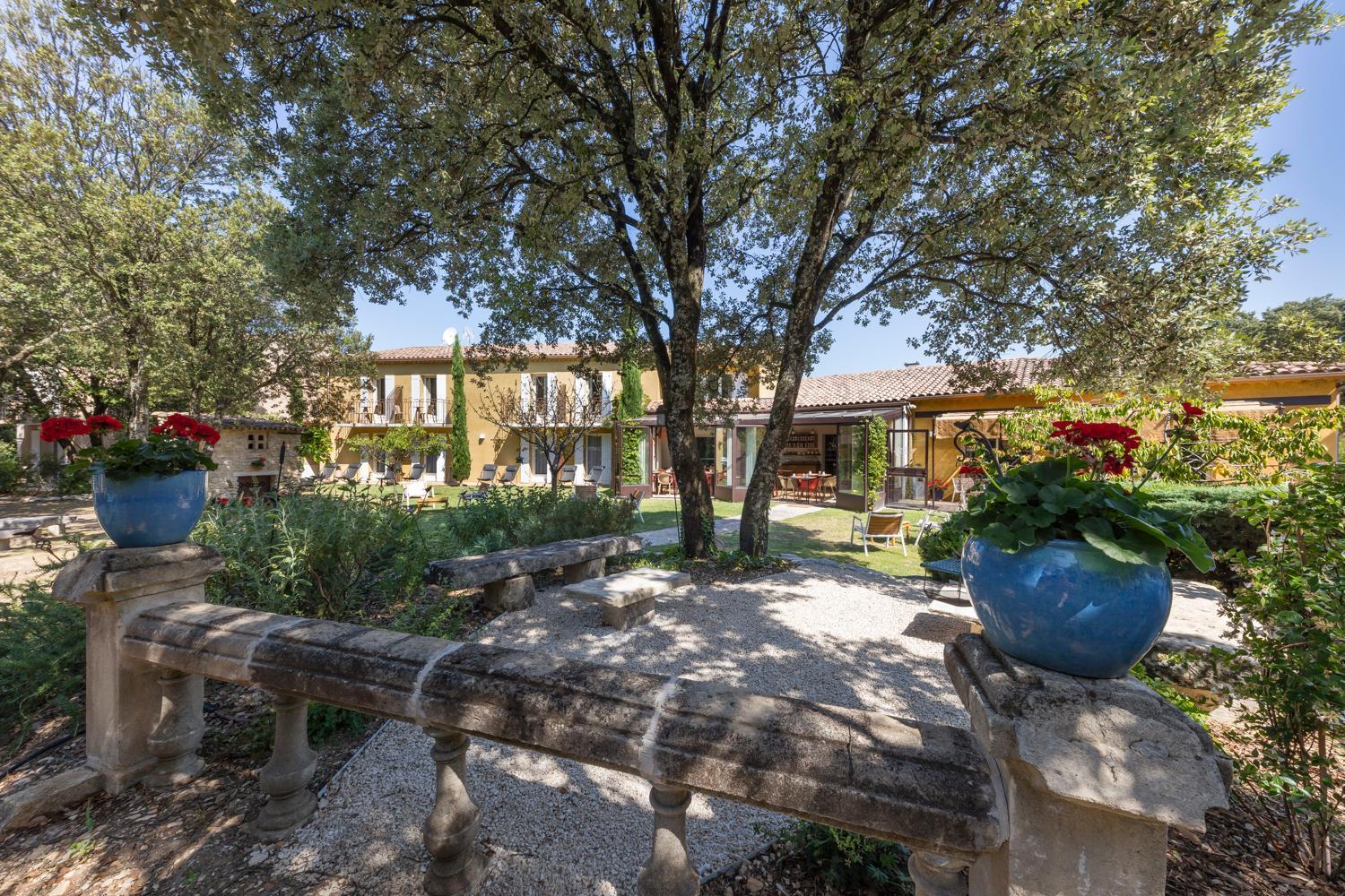 Logis La Bastide De Grignan Hotel & Restaurant "La Chenaie" Exterior photo